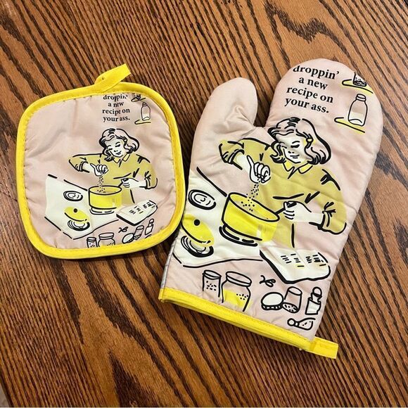 Retro “Droppin’ New Recipes On Your A**” Oven Mit Set Yellow Tan Funny Vintage - Picture 1 of 4